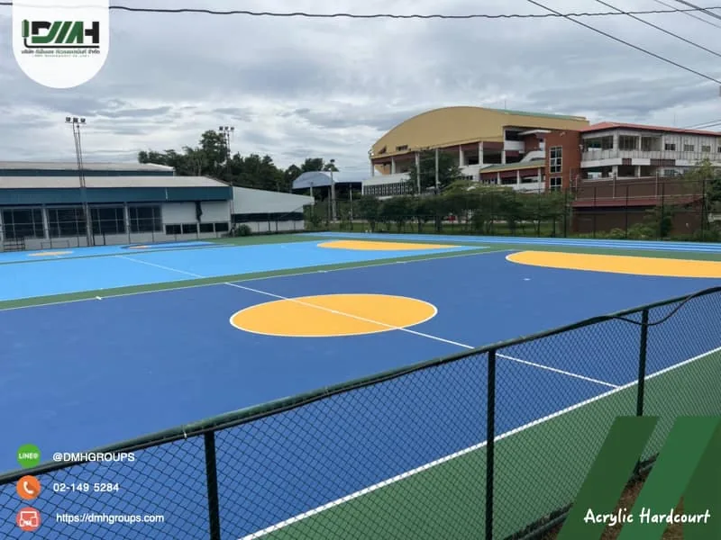 สนามกีฬาพร้อมเส้นสนามคมชัด