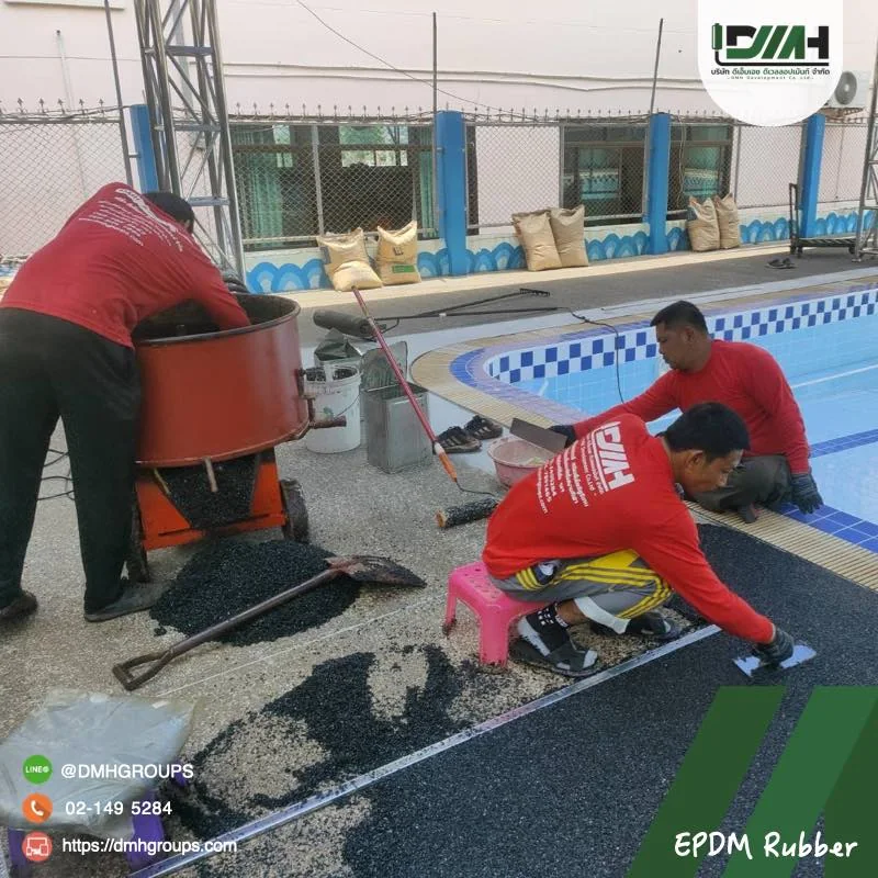 ทีมช่าง DMH Groups กำลังปูพื้นยาง EPDM Rubber