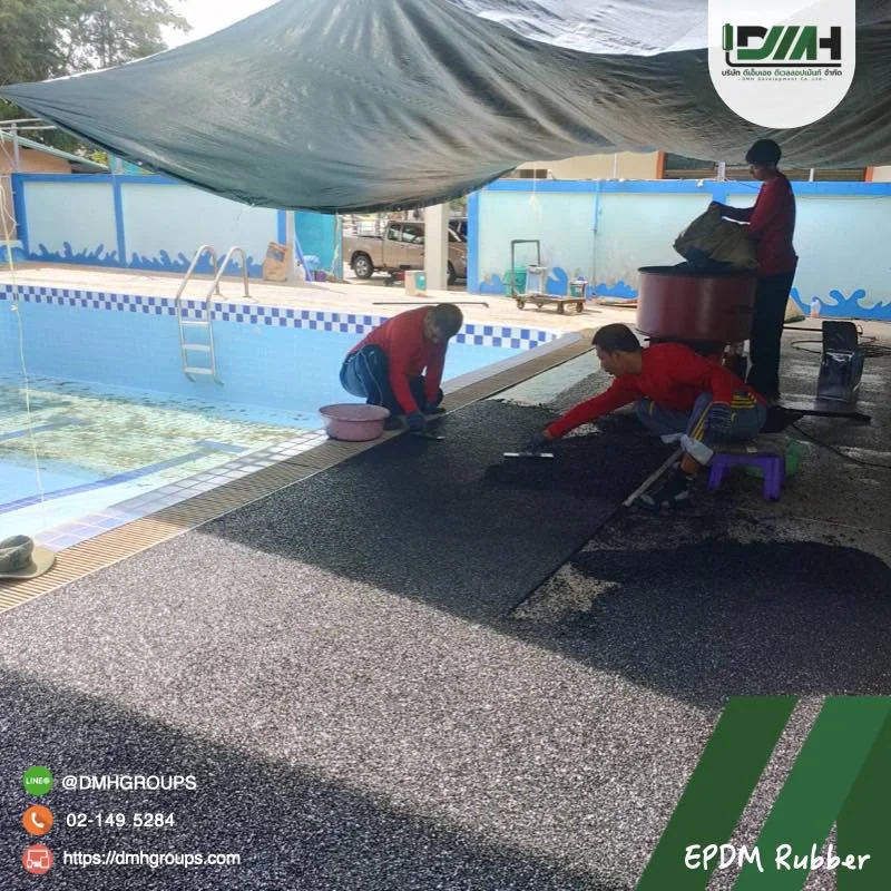 ช่างปูพื้นยาง EPDM รอบสระว่ายน้ำ ผลงาน DMH Groups