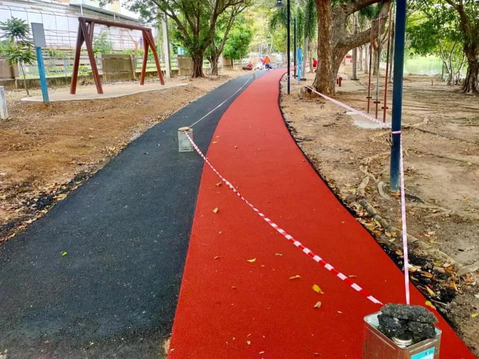 ทางเดินยาง EPDM สีแดงในสวน