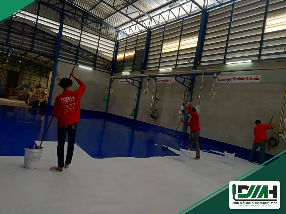 ช่างเคลือบพื้น Epoxy สีน้ำเงินในโรงงาน