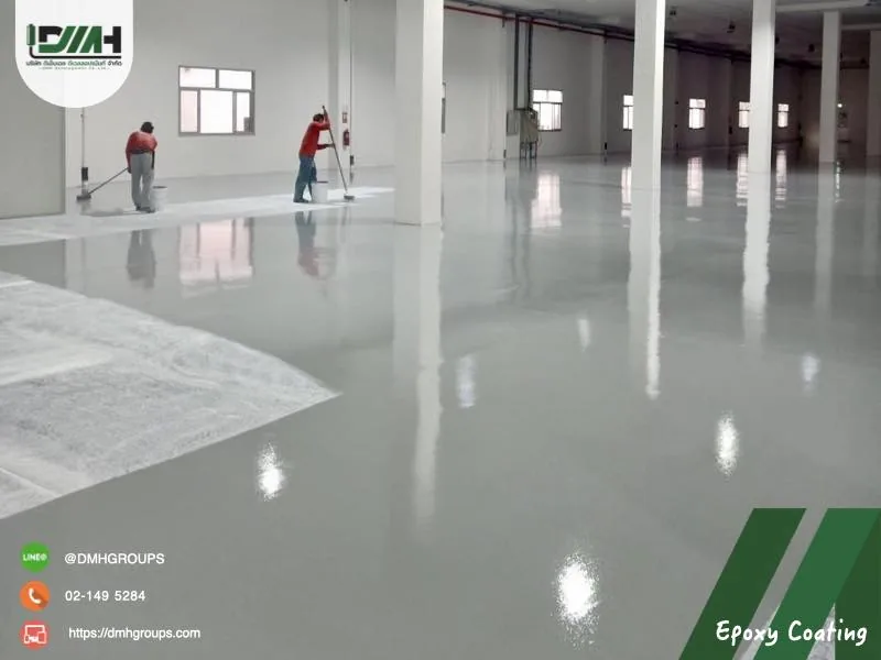 พื้น Epoxy Coating สีเทาอ่อนในโกดังขนาดใหญ่