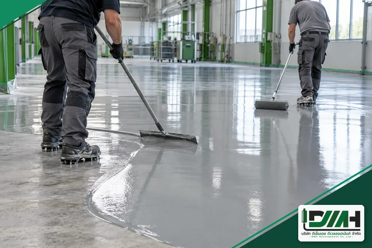 ช่างลงพื้น epoxy self-leveling ด้วยเกรียงและลูกกลิ้งหนามบนพื้นโรงงาน