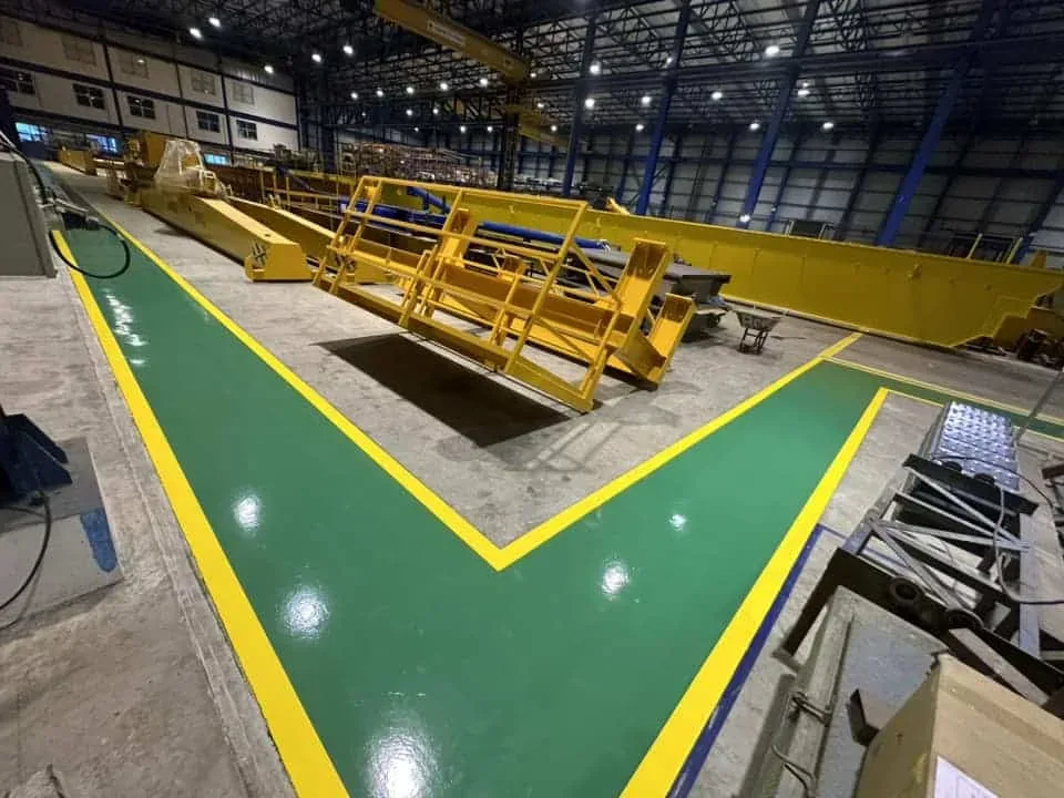 ทางเดิน Epoxy สีเขียวตีเส้นเหลืองในโรงงาน