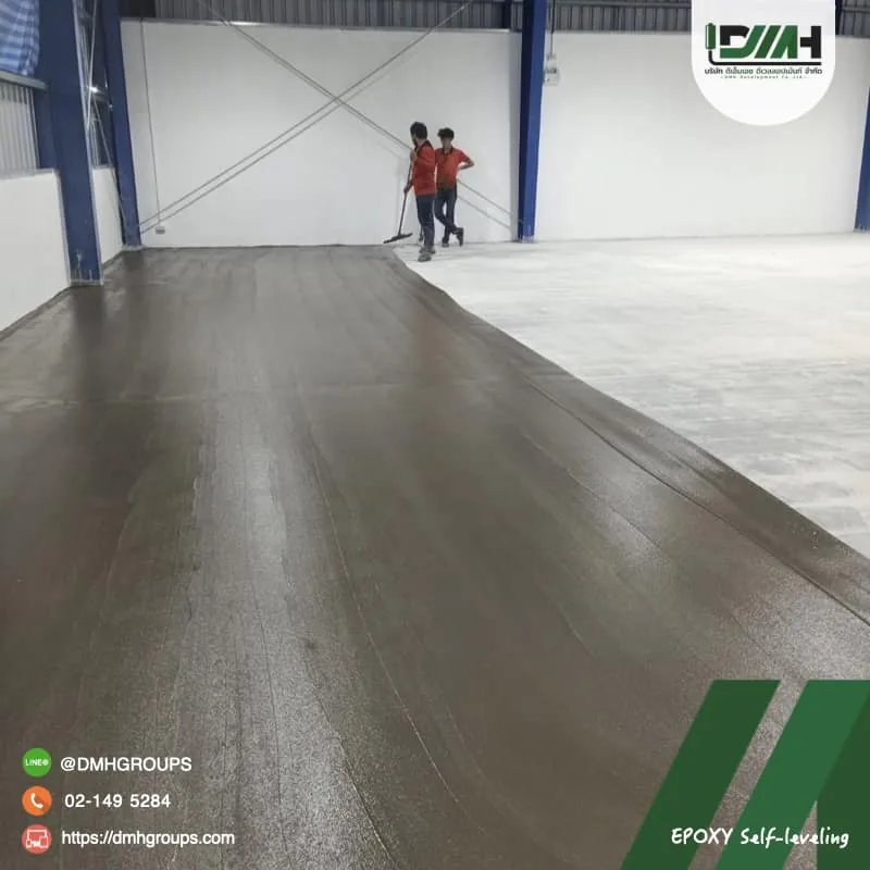 ช่างเกลี่ยพื้น Epoxy Self-Leveling ในอาคารโรงงาน