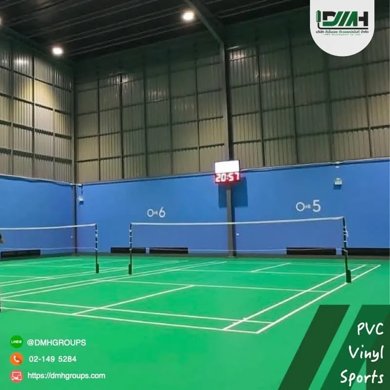 สนามแบดมินตันพื้น PVC พร้อมเส้นสนามและตาข่าย