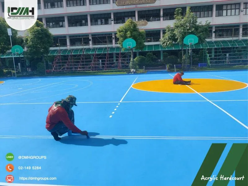 ช่างลงสีอะคริลิคบนสนามกีฬาโรงเรียน