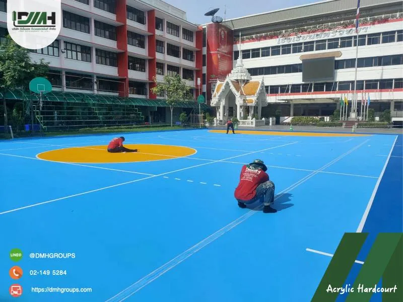 ช่างทาสีวงกลมกลางสนามกีฬาโรงเรียน