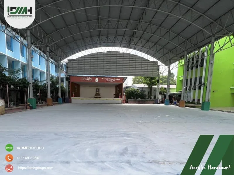 พื้นสนามเดิมก่อนปรับปรุง ใต้หลังคาโรงเรียน